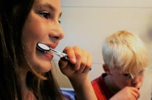 אישה מצחצחת שיניים